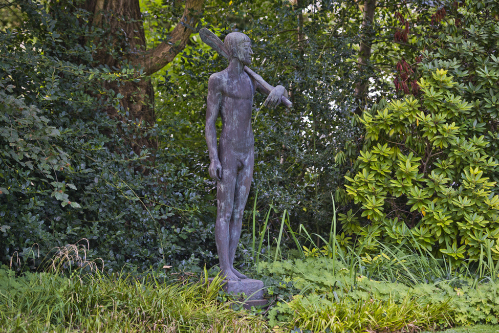 Die Skulptur "Jason" (1978/79) von Gerhard Marcks im Park der Villa Hammerschmidt; eine Stiftung des Künstlers an das Bundespräsidialamt aufgestellt am 7. August 1979